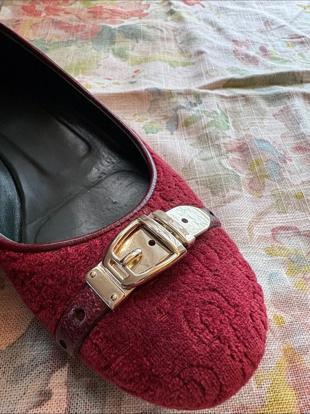 Vintage Gucci Burgundy Quilted Flats with Gold Buckle Detail 9 1/2B US - Picture 5 of 8